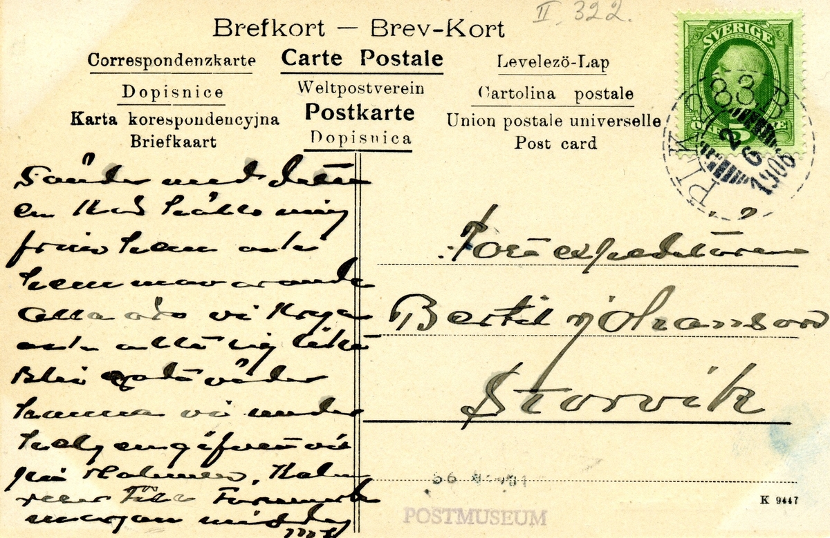 Vykort med fotografiskt motiv. Postiljoner lastar av en hästdragen kärra utanför postkontoret i Falun, omkring 1900. Vykortet är avsänt till Storvik med Postiljonskupé 283B den 2 juni 1906.