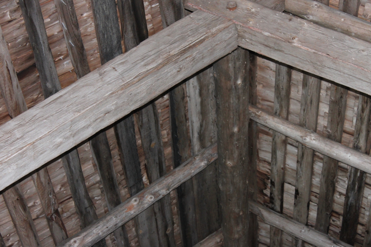 Grund av fältsten under den västra delen av byggnaden, resten av byggnaden står på trästolpar som vilar på enskilda grundstenar. Avlång byggnad i stolpkonstruktion med sadeltak, öppen på två sidor och på två sidor täckt av brädor. Faltak över sadeltaket och skärmtak åt söder av brädor. Golv av plankor, öppet utrymme under golvet. Utrymmet under sadeltaket rymmer en ramsåg med tillhörande utrustning, bl a sågbänk och skenor. I nordöstra hörnet finns ett kontorsutrymme avskärmat med brädor. En pärthyvel finns monterad i utrymmet under golvet.  På den södra långsidan finns vattenränna och vattenhjul. Dessa har aldrig varit i funktion på nuvarande plats. Sågens funktion, se vidare Övrig information.