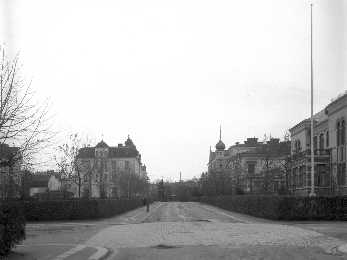 Orig. text: Linnégatan från S:t Larsgatan mot Klostergatan.

Närmast till höger Ullholmska villan.
