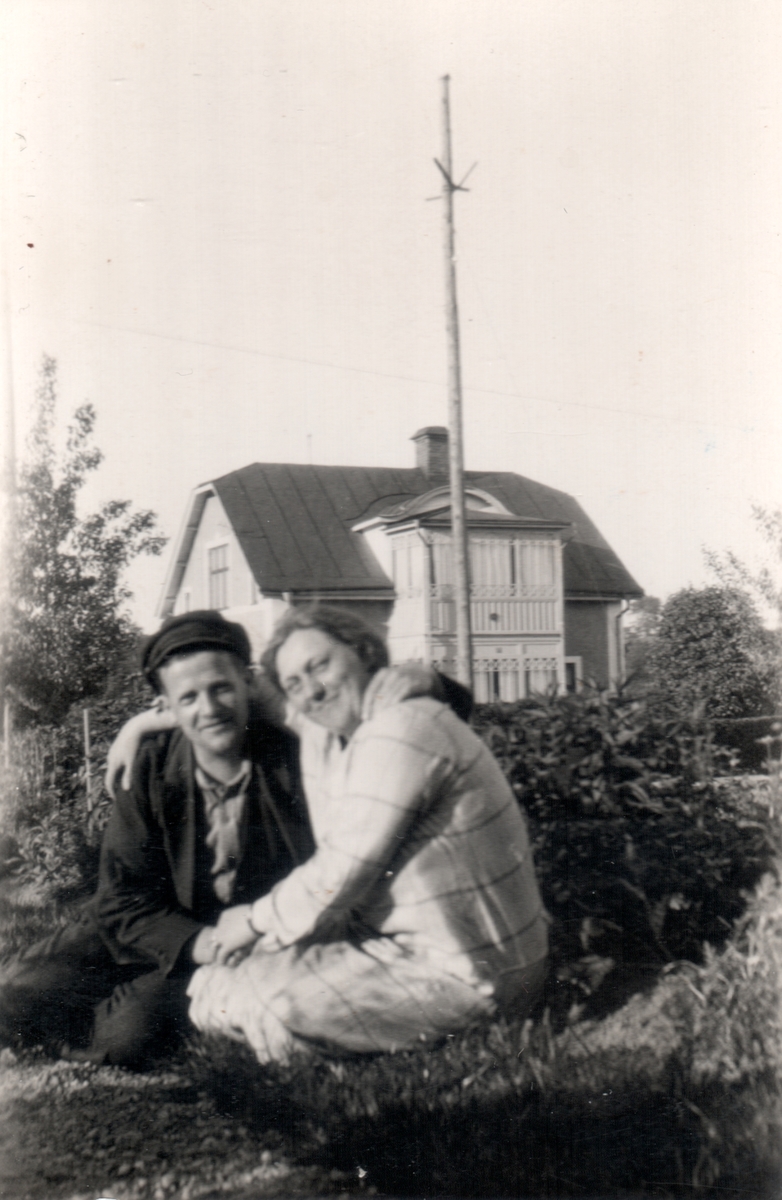 Orig. text till bilden: Gurly och Charles. Huset är Hejdegatan 2 där Charles bodde. Gurly Axelsson (gift Johansson) är Birgits adoptivmor.