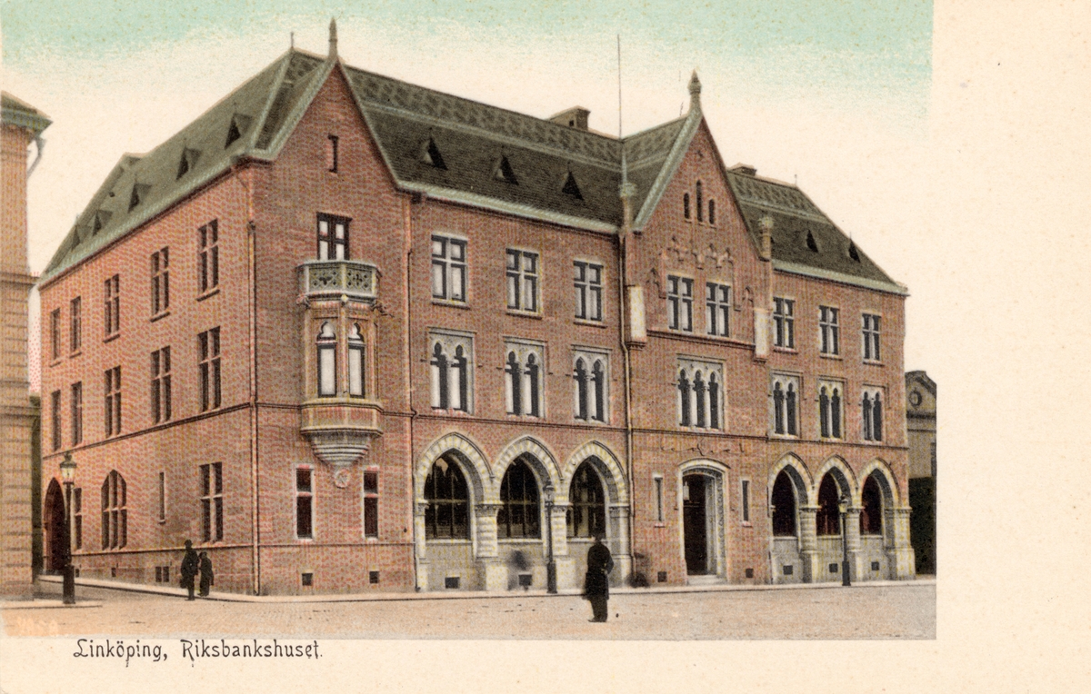 Orig. text: Linköping, Riksbankshuset.

Riksbankshuset uppfört i nygotisk stil 1903 av Sveriges Riksbank. Arkitekt är F O Lindström. Dessförinnan låg här Assemblé och spektakelhuset, där teaterverksamhet pågick från 1806 till 1901. Banken hade sin verksamhet här fram till 1988.