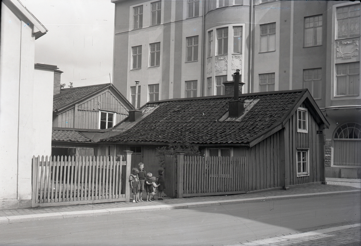 Orig. text: Repslagaregatan mot Ågatan. Vid korsningen med Badhusgatan ...