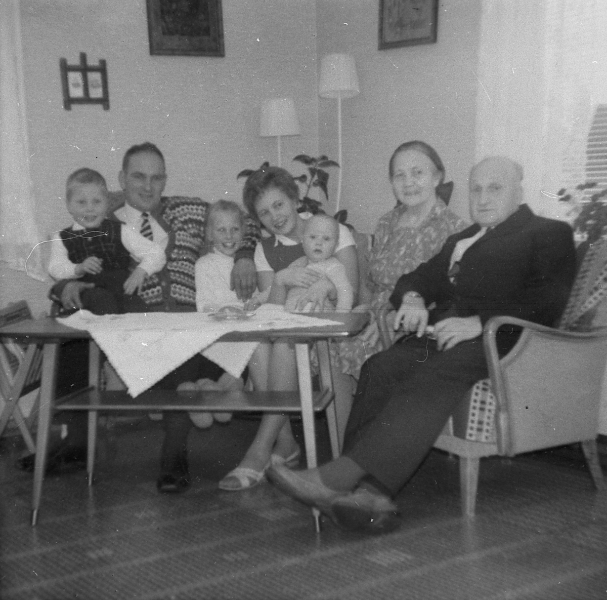 Olivia og Pareli Rasmussen med familie i 1969