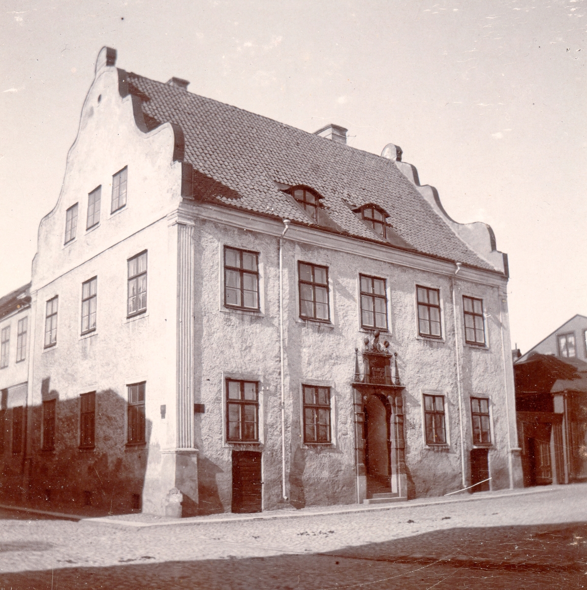 Dahmska huset på Lilla Torget. Byggt för fortifikationsingenjören Anders Olofsson Berg och hans hustru Britha Gudmundsdotter Skuthe.  Huset stod färdigt 1666.