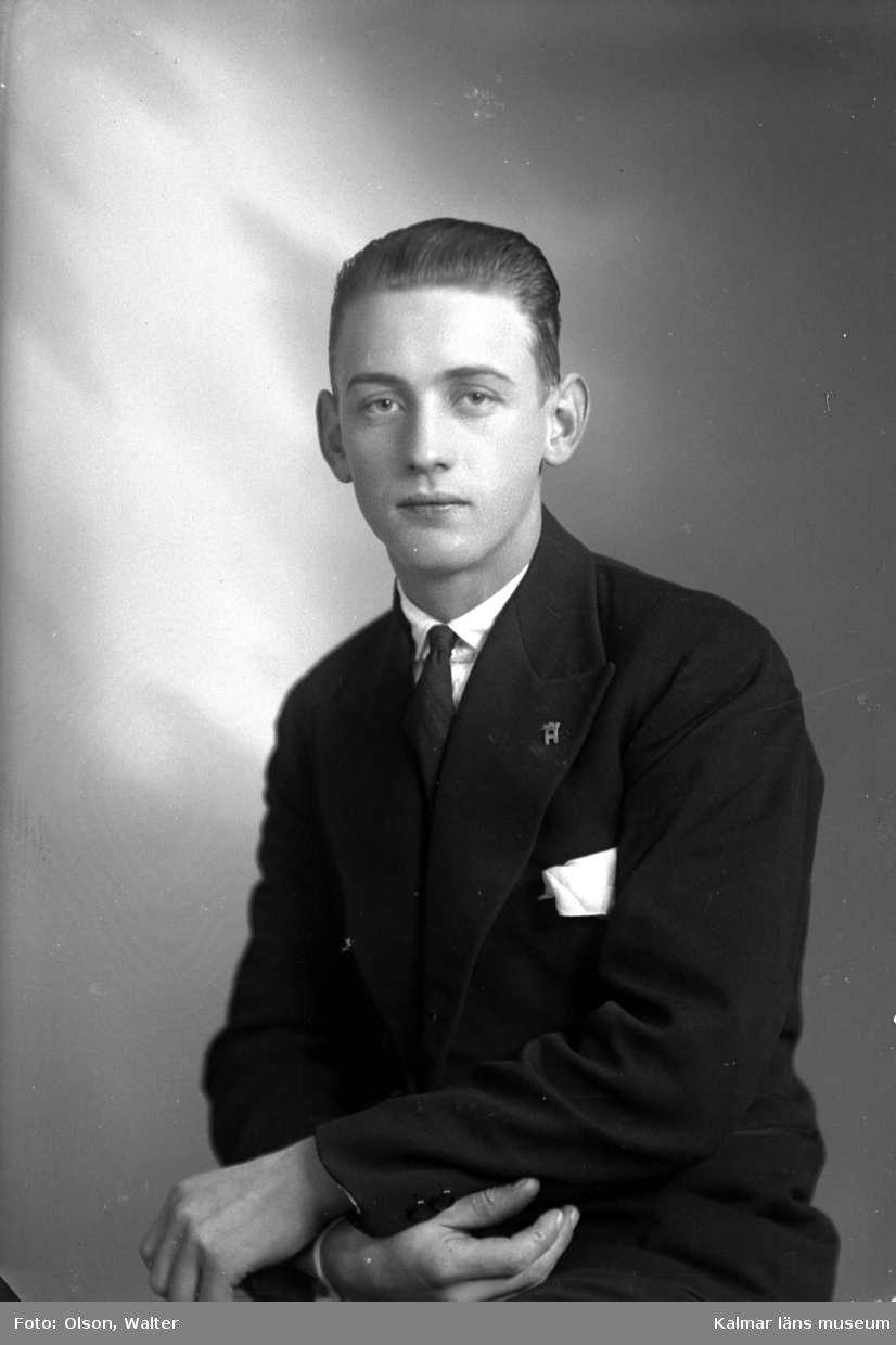 Ateljébild på en man i kostym. Enligt Walter Olsons journal är bilden beställd av Gust. Johansson.