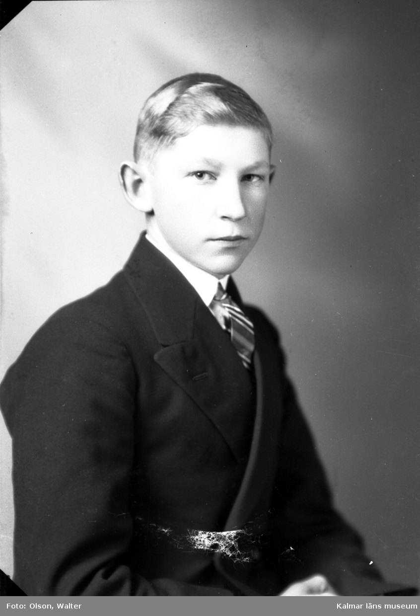 Ateljébild på en pojke i kavaj. Enligt Walter Olsons journal är bilden beställd av Hilding Nilsson.