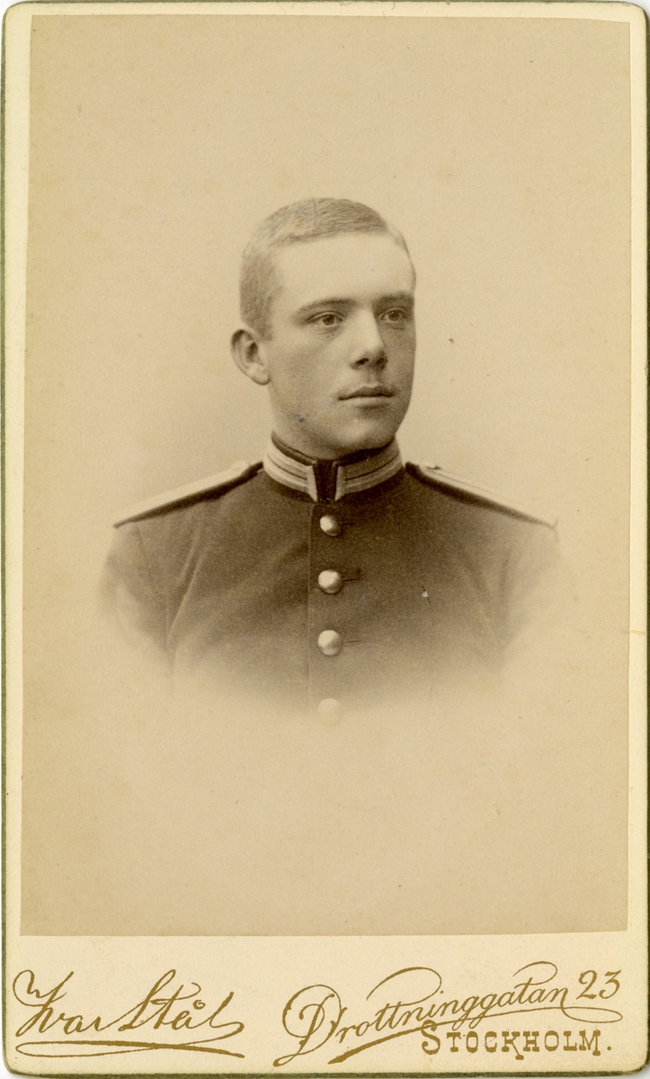 Porträtt av Elis Jakob Carl Forsslund, officer vid Västgöta regemente I 6.

Se även bild AMA.0009545.