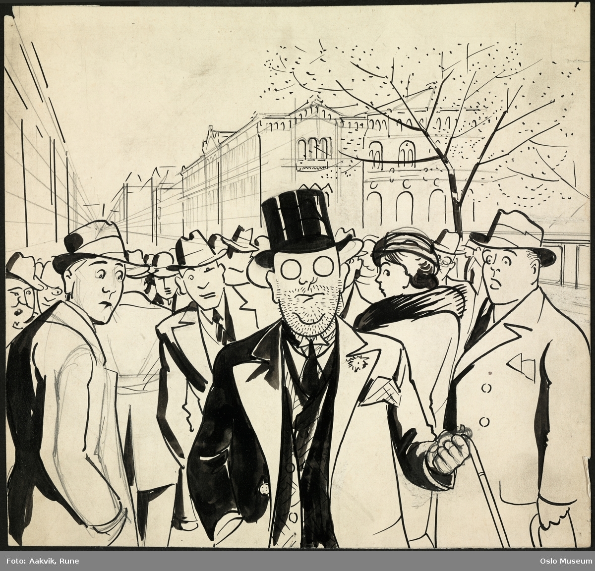 Menneskemengde, menn med hatt, sentral figur er Lilleborgmannen med snipp og flosshatt, Storingsbygningen bak