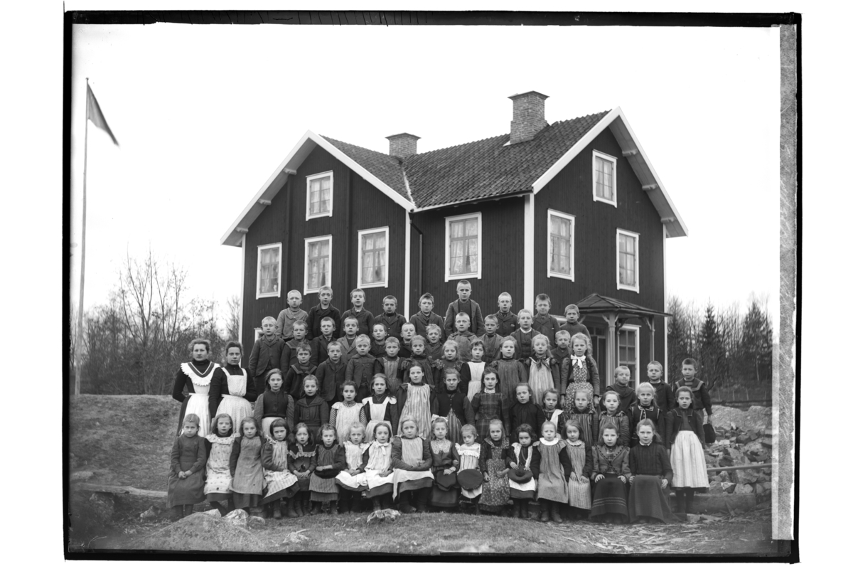 Skolbyggnad, 63 skolbarn och två lärare.