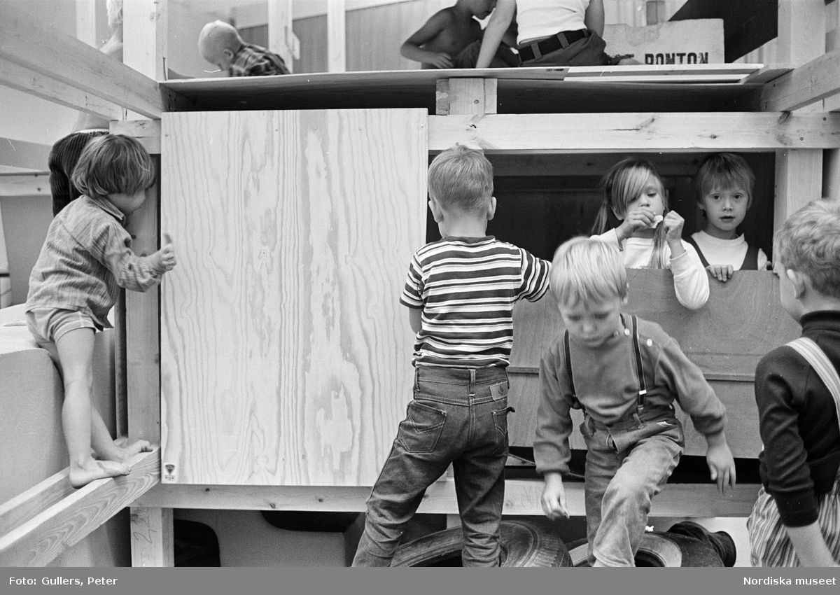 "Modellen", barnverksamhet på Moderna museet, Stockholm. Lekande barn i koja byggd av plywoodskivor.
