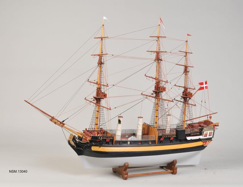 Modell av seilskipet Fredensborg, tre master, baugspryd og et dansk flagg.. Foto/Photo