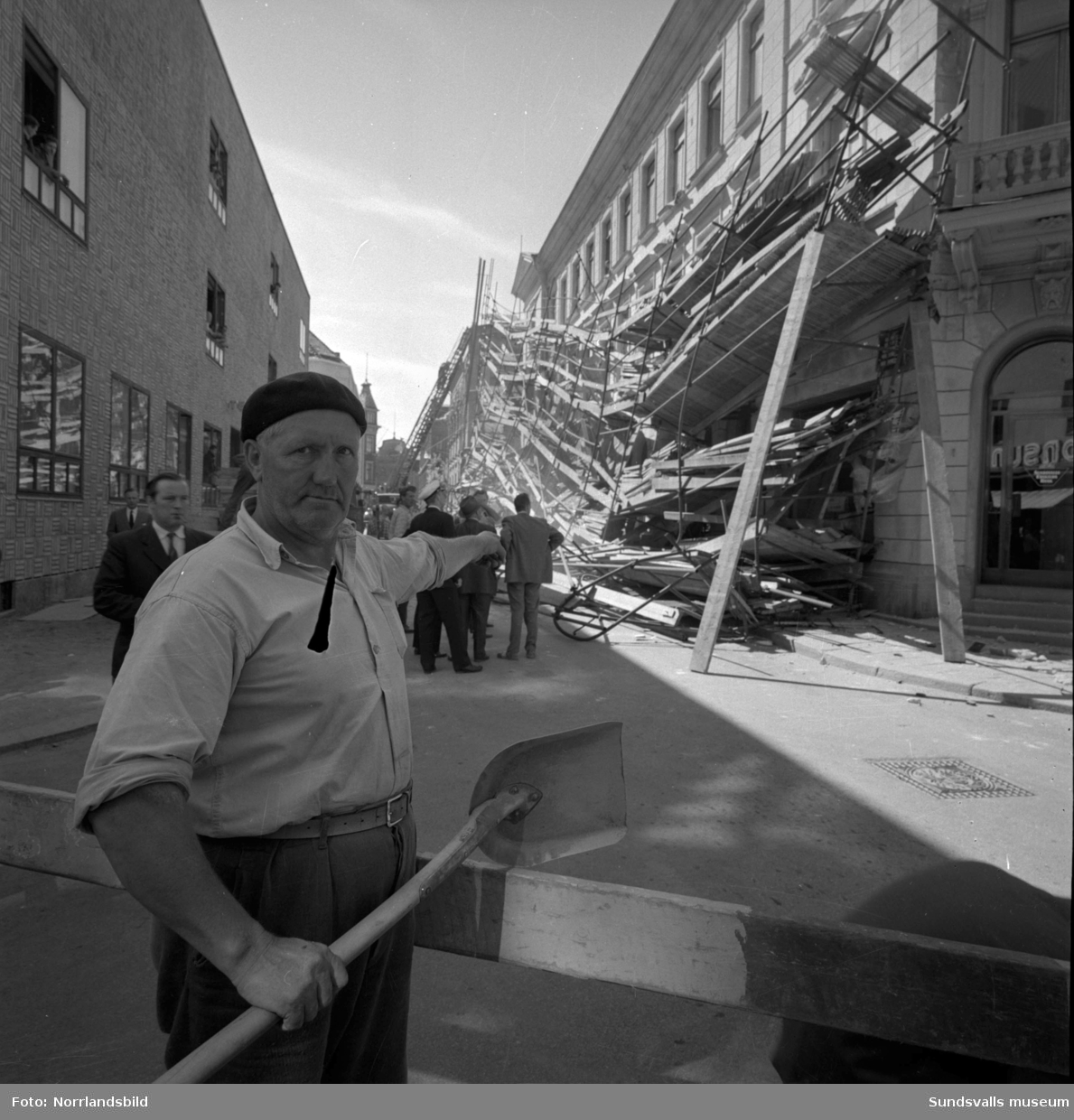 En byggnadsställning har rasat på Enskilda Bankens fasad mot Bankgatan. Lyckligtvis var 36-årige montören Sven Löf den ende som befann sig på ställningen då den rasade och han undkom tack och lov med lättare skador.