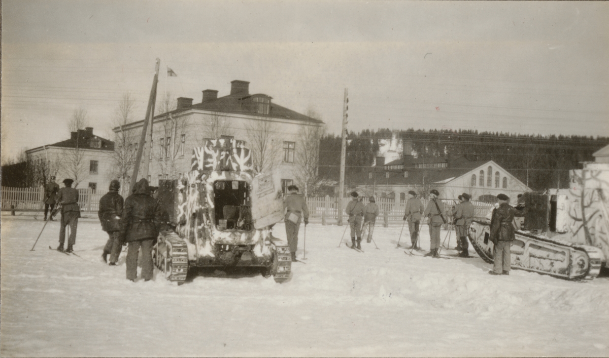 Soldater på skidor och två stridsvagnar m/1921 (eller 1921-1929) på Norrbottens regementes kaserngård.