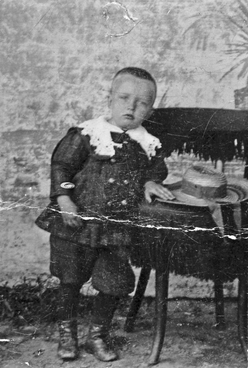 Portrett av liten gutt. John M. Støholen (født 10.9.1904), ca 3 år.