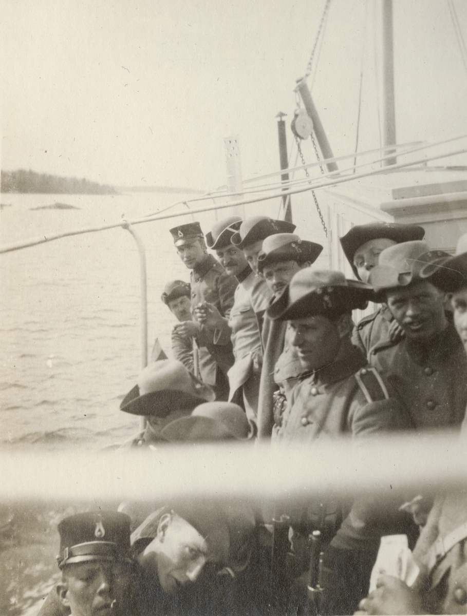 Soldater från Göta livgarde I 2 på båten.