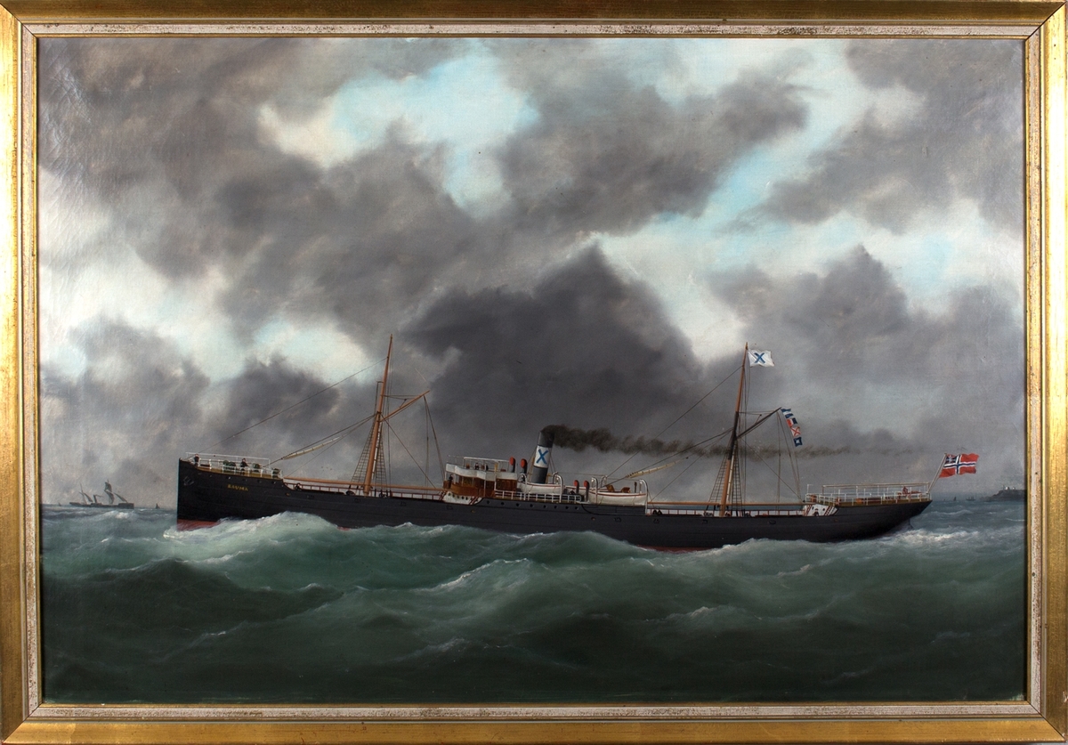Skipsportrett av DS RAUMA under fart i åpne sjø med unionsflagg akter. Ser andre fartøyer samt land i bakgrunn, muligens utenfor Le Havre, Frankrike.