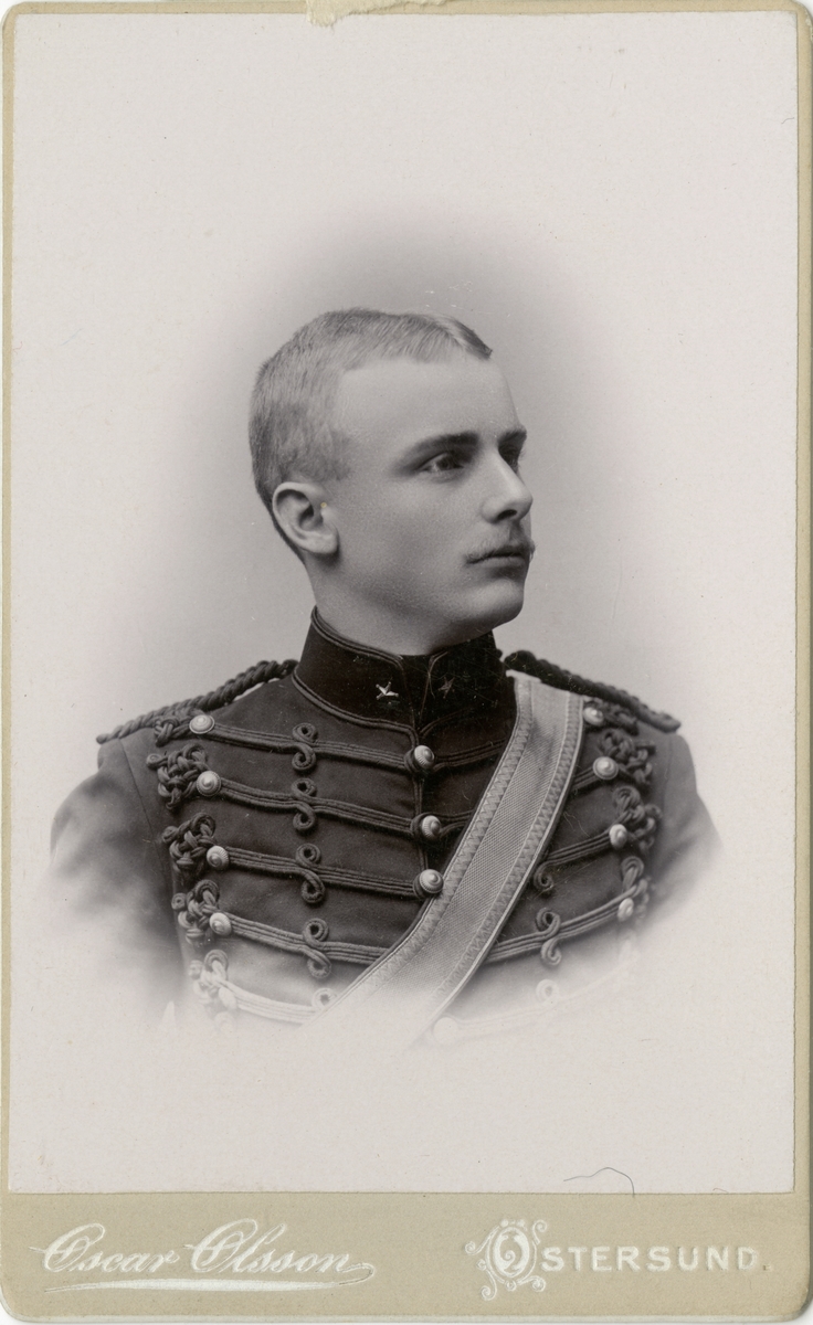 Porträtt av Simon Ernst Tyko Floderus, underlöjtnant vid Norrlands artilleriregemente A 4.