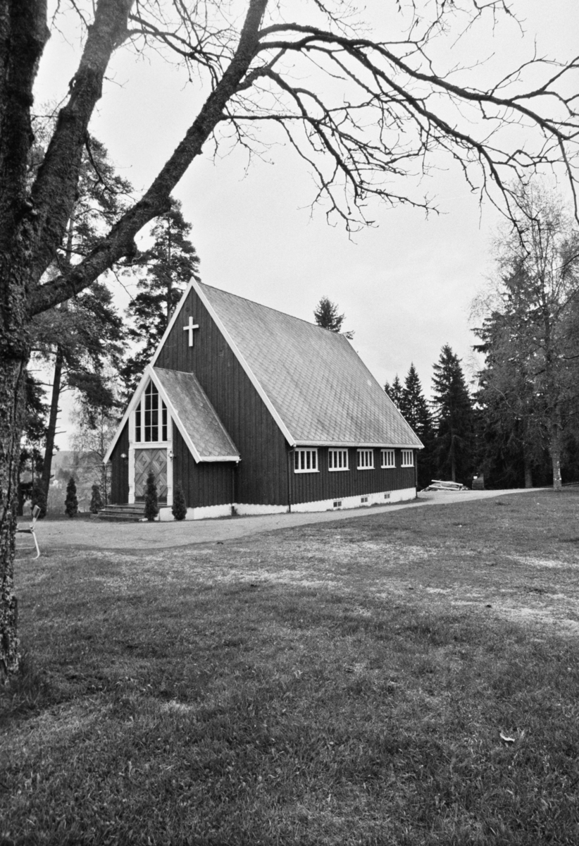 Bilder av Aurskog kapell (interiør og eksteriør). Aurskog kapell er gravkapellet ved Aurskog kirke. Kapellet ble oppført i 1964.
