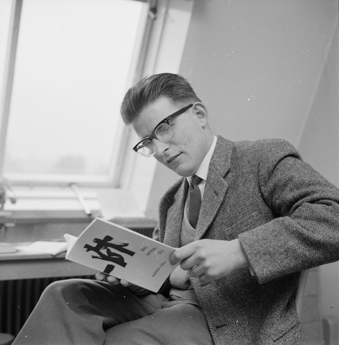 Géza Thinsz, ungersk flyktingstudent, med sin diktsamling, Uppsala, 1960