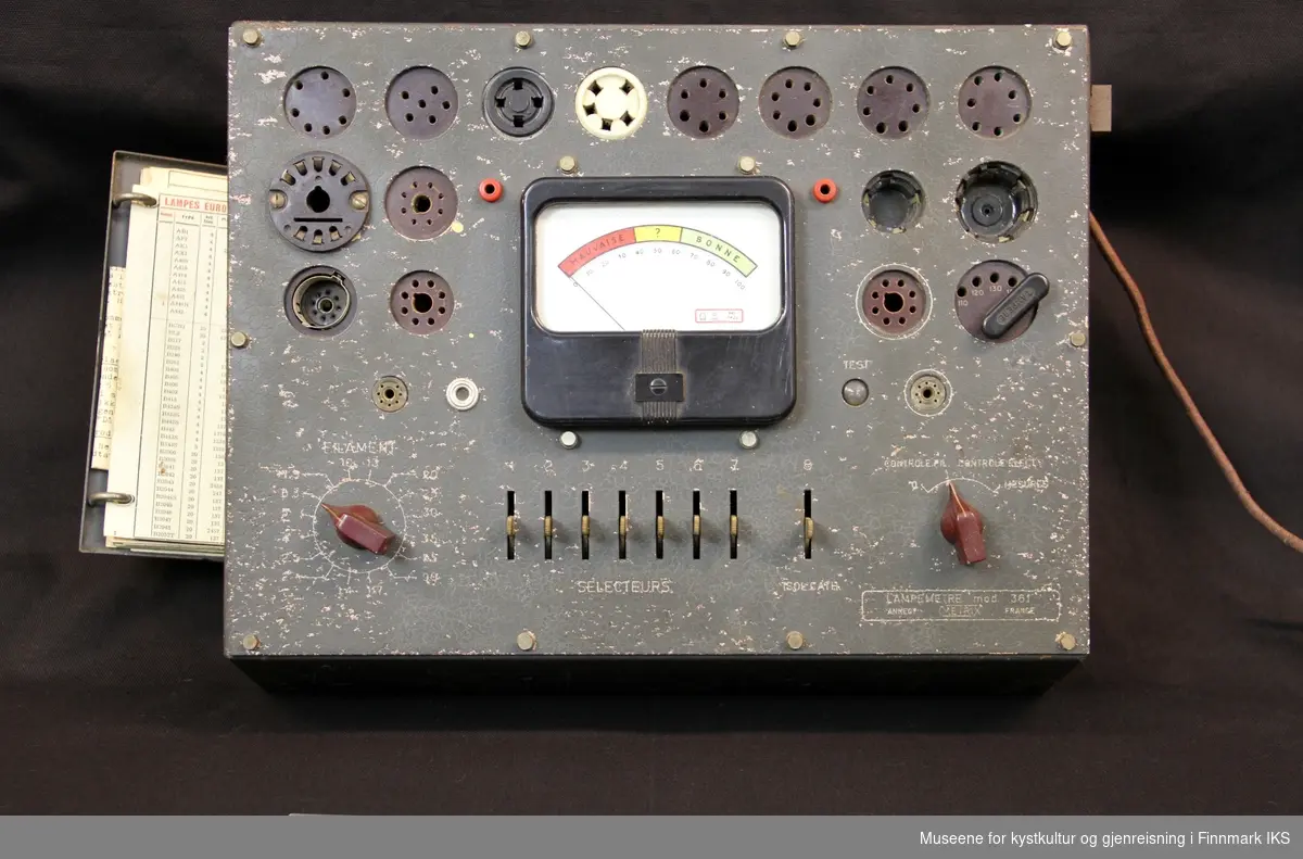 Apparatet ble brukt til å sjekke TV- og  radiorør og lignende. På venstre side finnes ei luke som inneholder bruksanvisninger og veiledninger på Fransk og Engelsk.