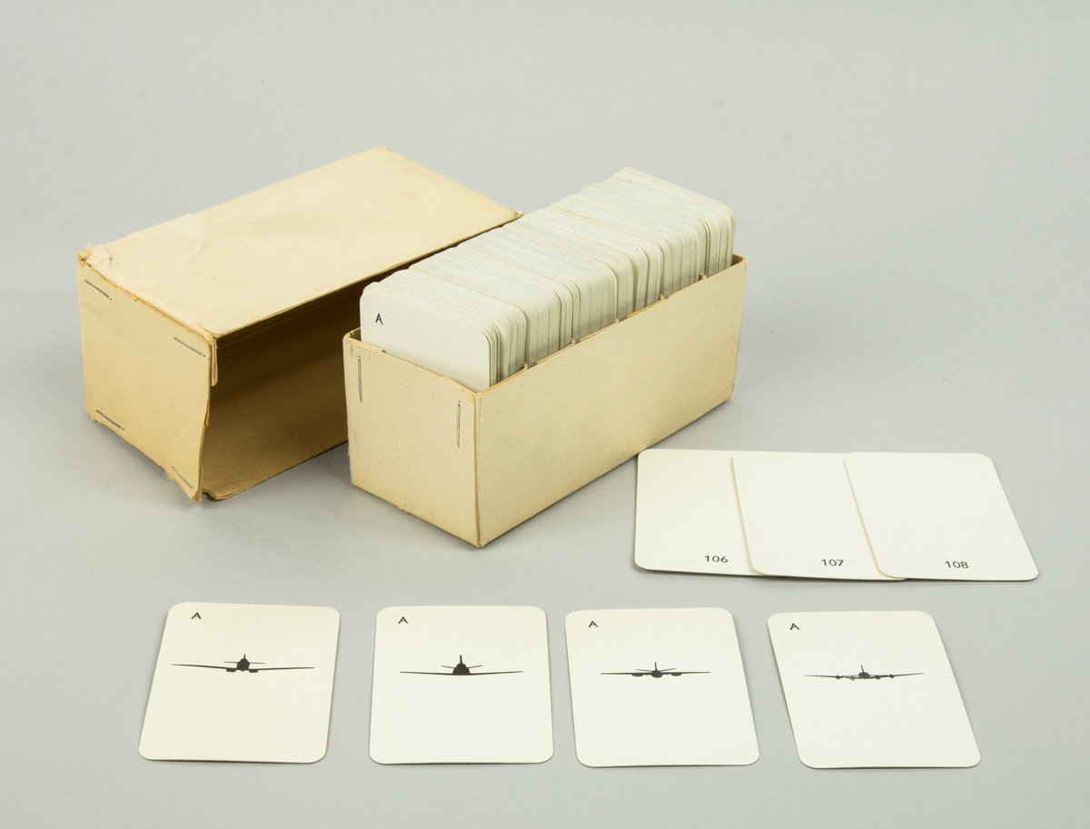 Kortspel, igenkänning av flygplanssilhuetter. I lådan ligger även en spelkortsnyckel.