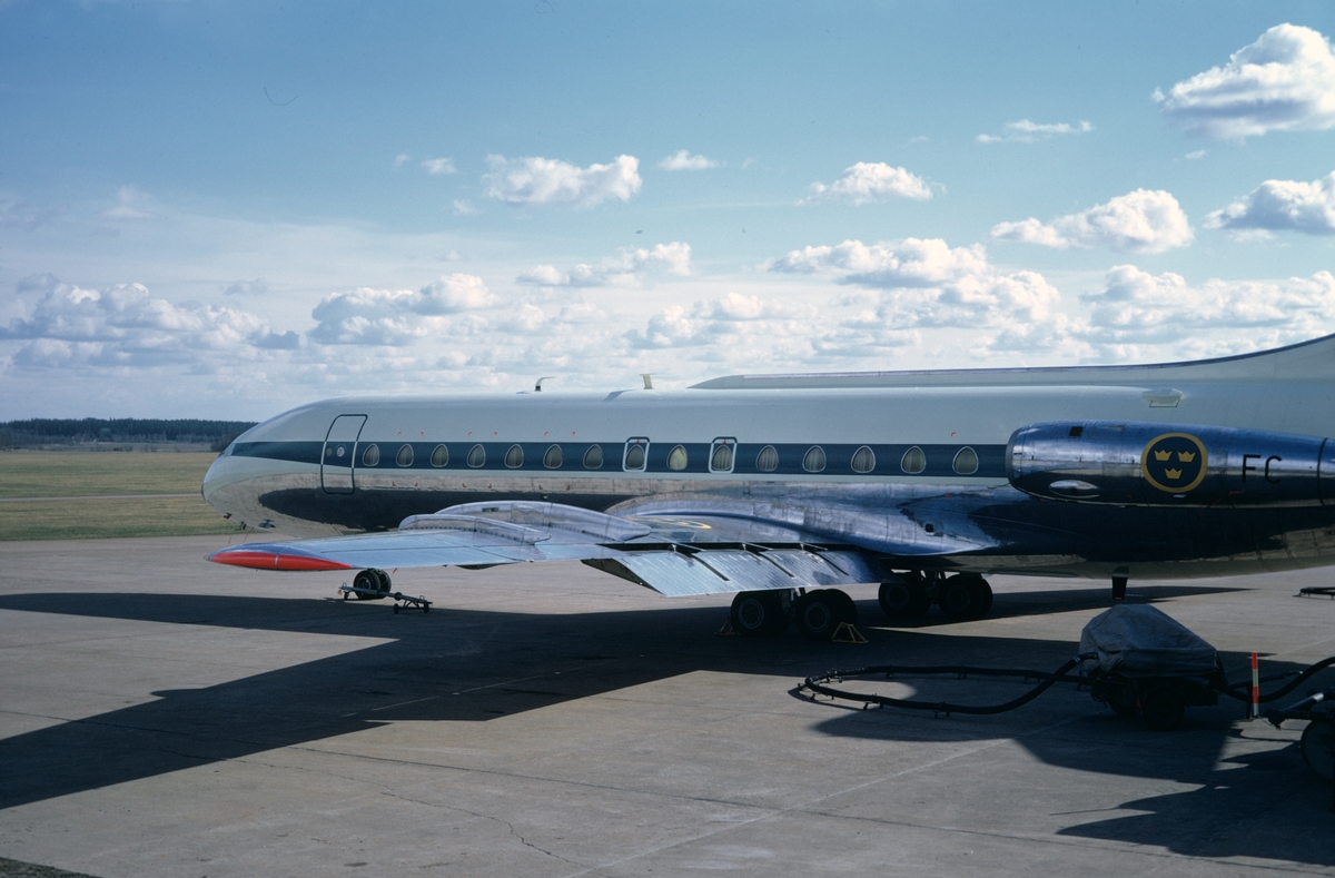 Flygplan TP 85 nummer 18172 märkt 17 FC står på flygfältet Malmen, 1973. Serie om 5 bilder.