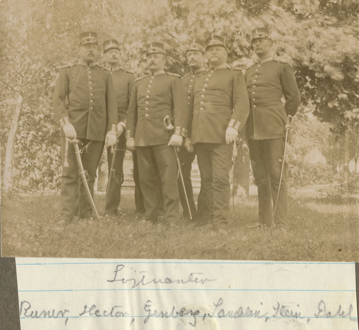 Gruppbild med löjtnanter från Hälsinge regemente. Enligt bildtexten: Runer, Hector, Genberg, Sandelin, Stein, Dahl.