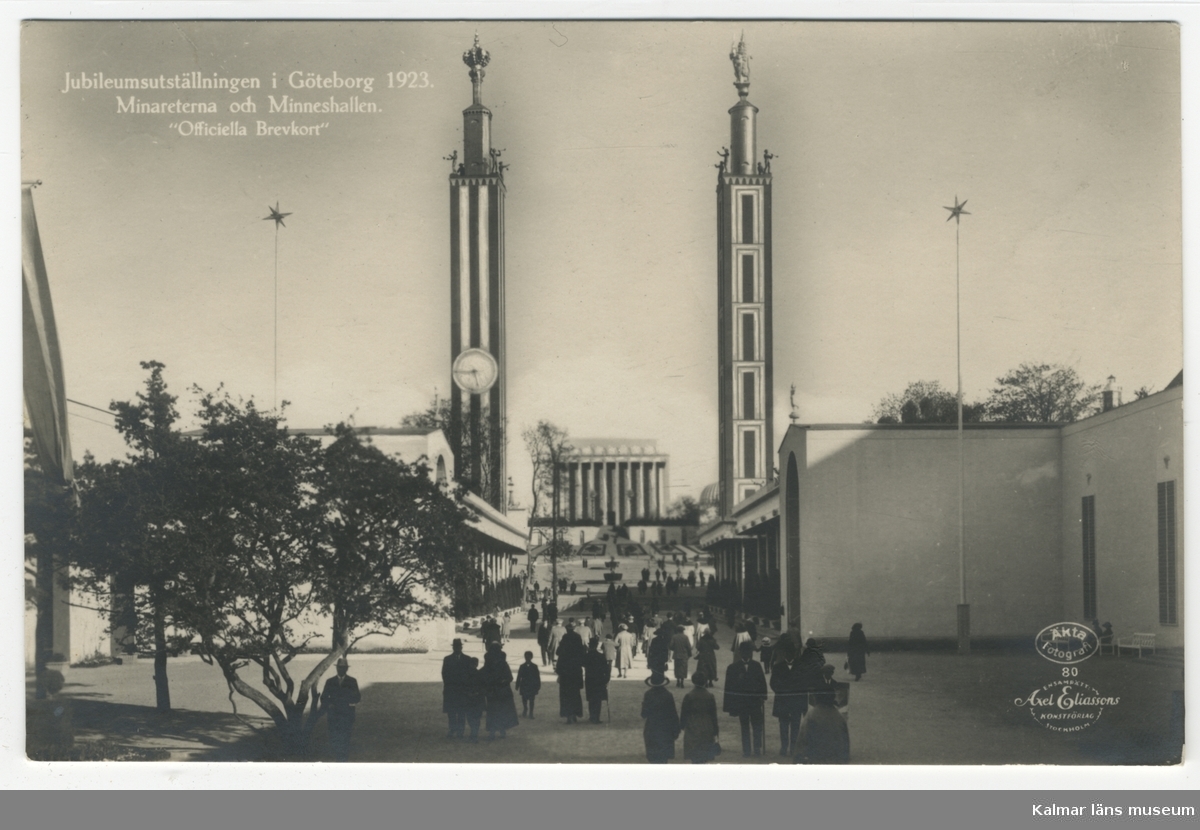 Central i motivet, Minareterna samt Minneshallen vid Jubileumsutställningen i Göteborg 1923. Framför byggnaderna besökande människor.