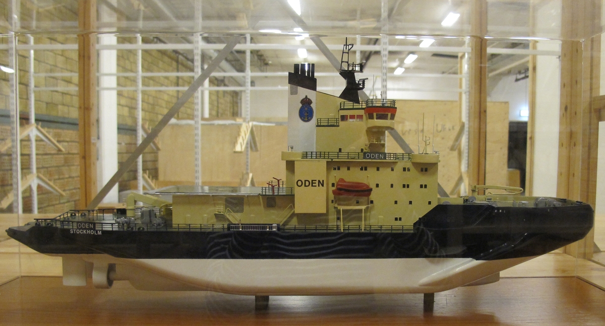 Fartygsmodell av isbrytaren ODEN. Tjänar även som forskningsfartyg. ODEN är placerad i Umeå, men har hemmahamn Norrköping.