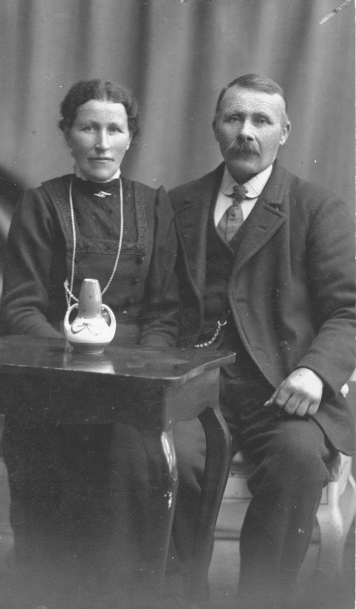 Anne Oline og Tomas Edvard Olsen, Stonglandseidet.
Bildet er tatt 1916.