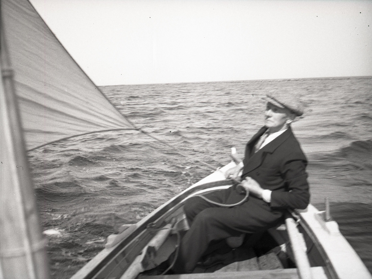 Viktor Karlsson i sin båt, juli 1936.