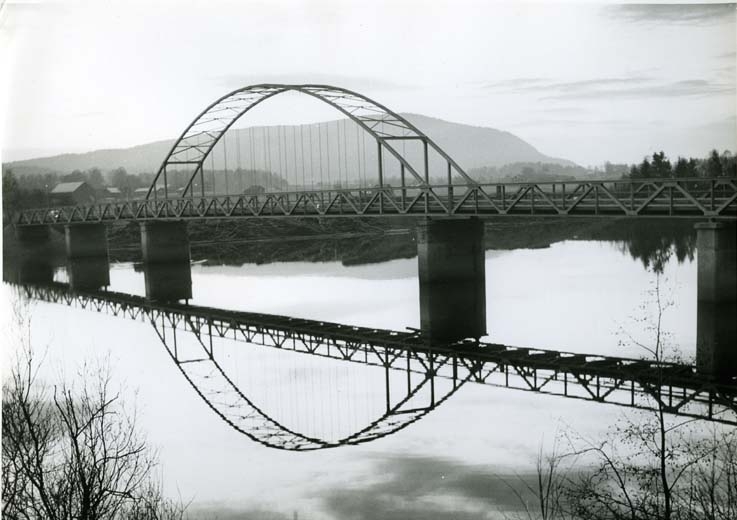 Gamla Backa-bron, Vallsta. Byggd 1934.