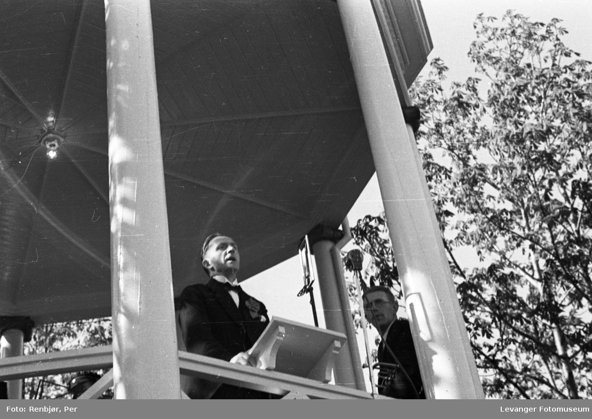 Taler på torget under Levangerdagene i 1936.