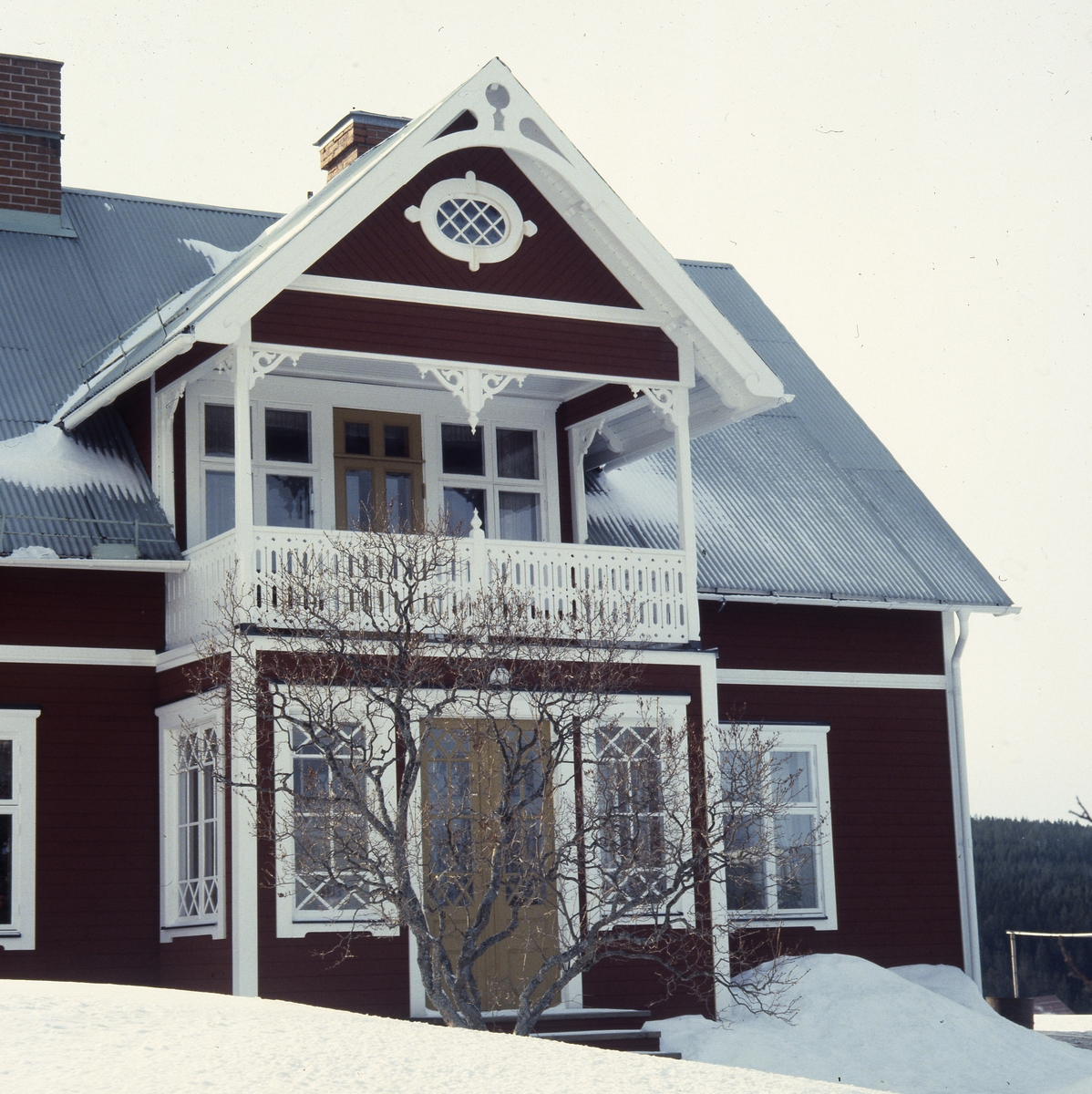 Detaljbild av ingången med förstukvist och balkong på "Villan" i Flästa, 1982.