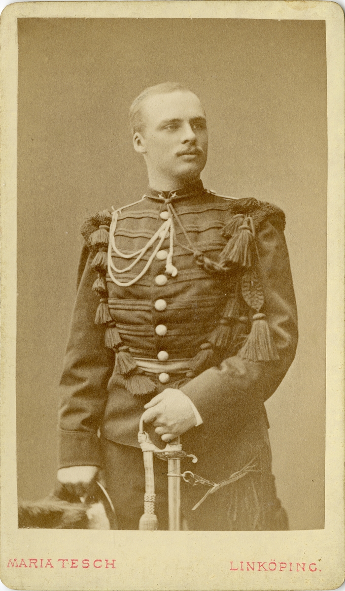 Porträtt av Otto August Malmborg, underlöjtnant vid Värmlands fältjägarkår.
Se även bild AMA.0008078.