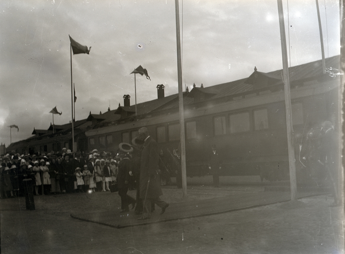 Kung Gustav V har just ankommit till Kalmar och har klivit av tåget vid Skeppsbron.