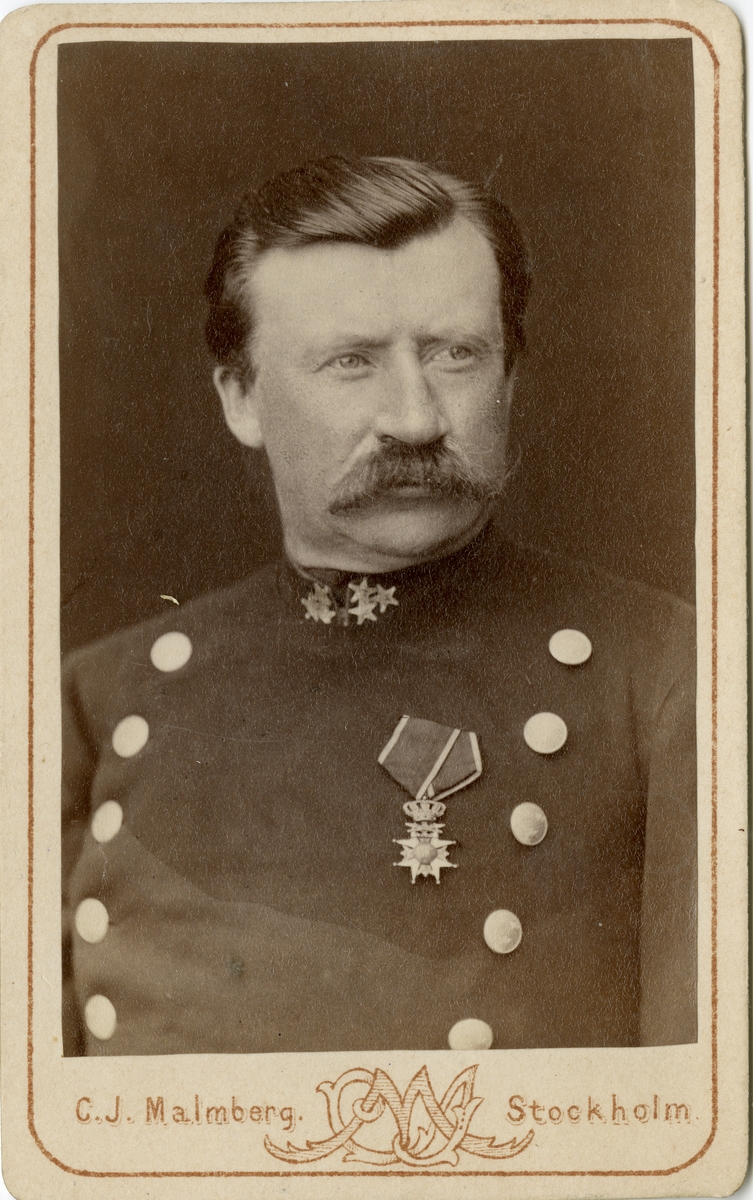 Porträtt av Elof von Boisman, kapten vid Andra livgrenadjärregementet I 5.

Se även bild AMA.0001872, AMA.0001919 och AMA.0001960.
