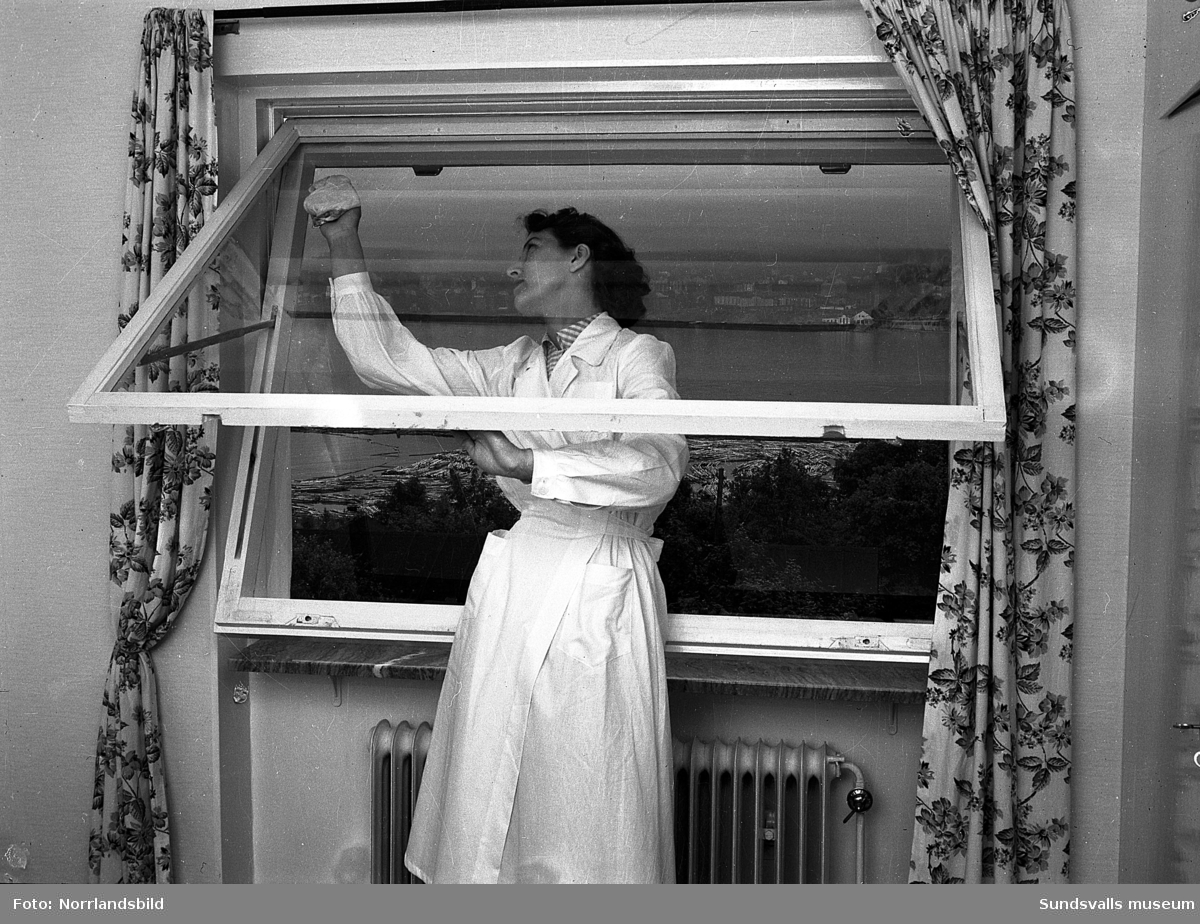 En kvinna putsar ett fönster från Kubikenborgs perspektivfönsterfabrik.