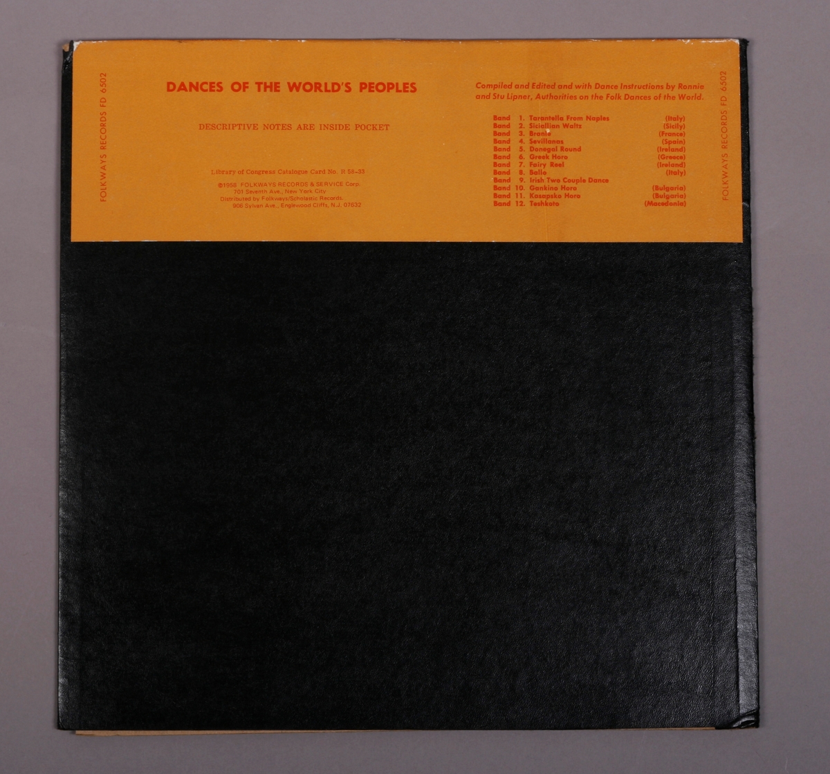 Grammofonplate i svart vinyl og plateomslag i papp. Teksthefte av papir. Plata ligger i en plastlomme.