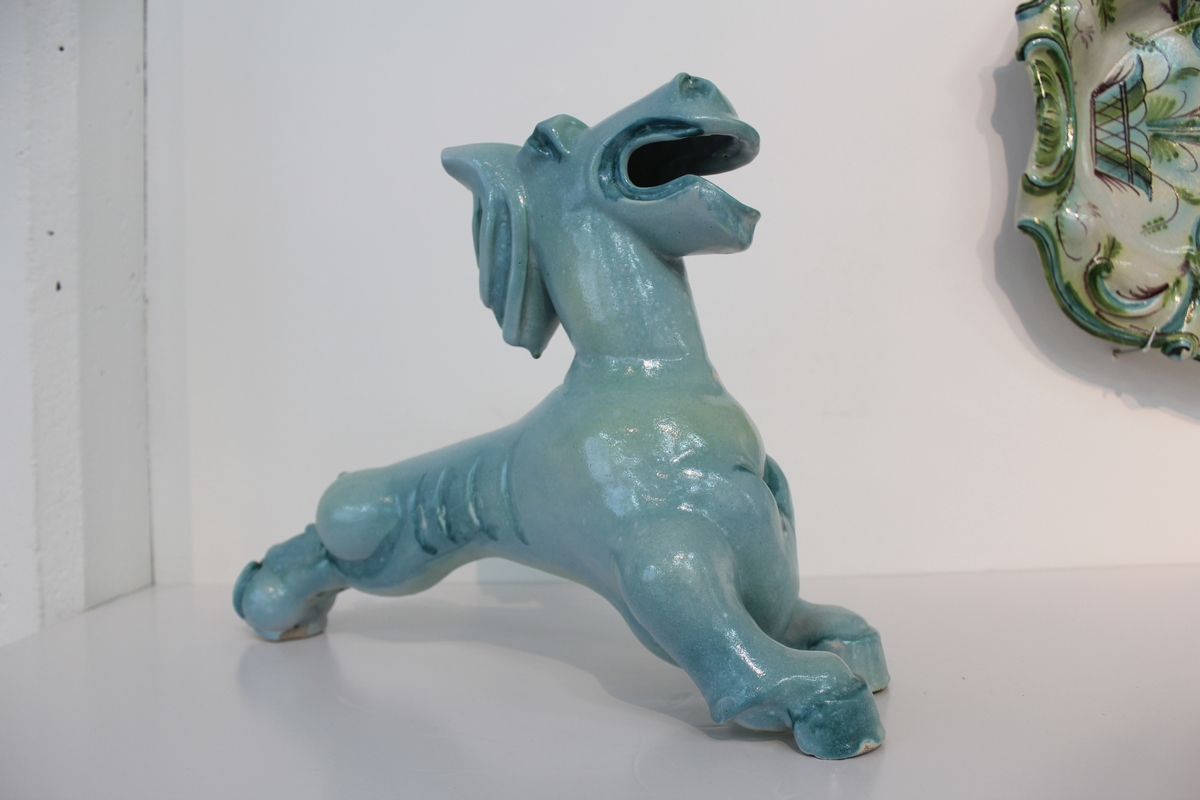 Figurin, fantasidjur, för fontän, blågrön glasyr. Formgivare Allan Ebeling, Bobergs Fajansfabrik, Gävle.