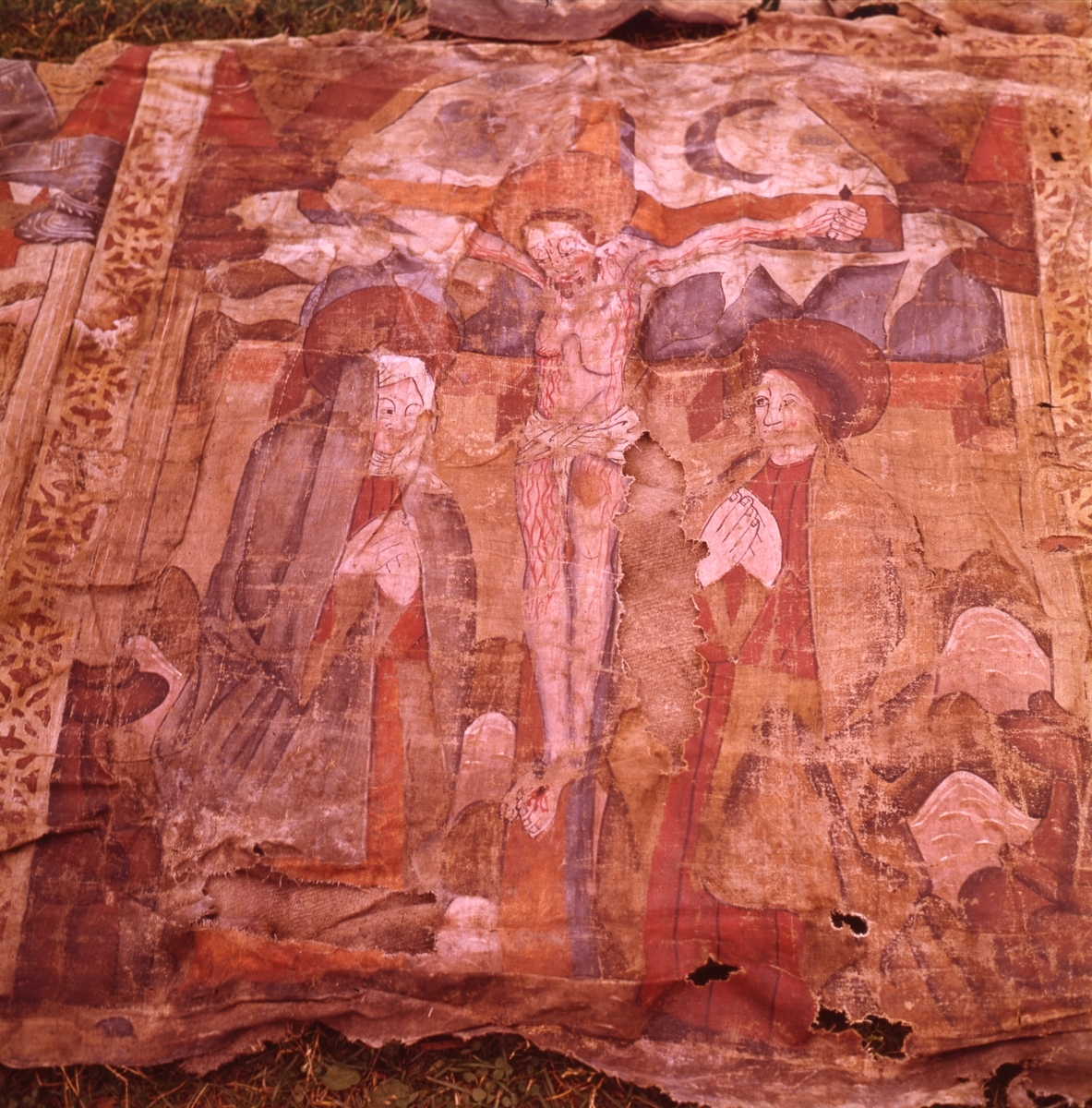 Målning eventuellt på textil, med bibliskt motiv, Jesus på korset.