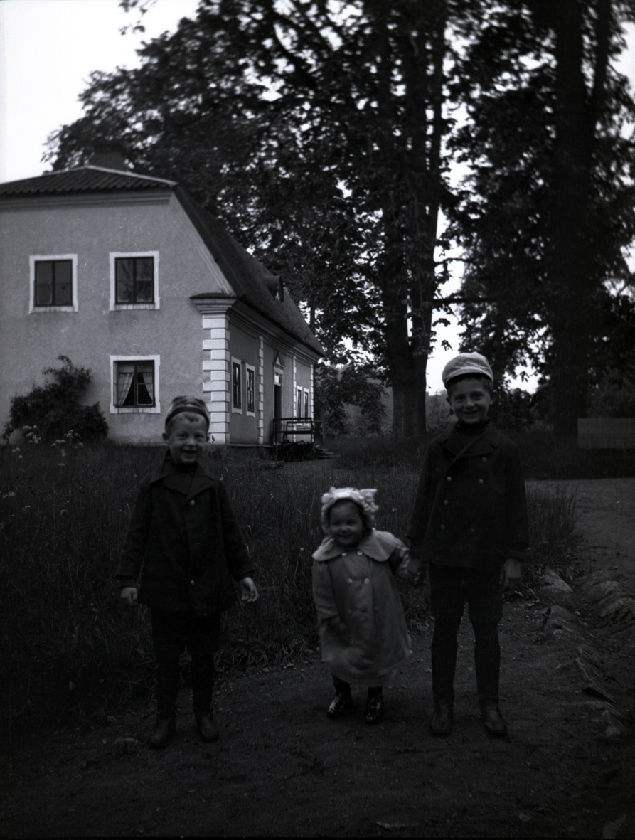 Hugo, Ika och Carl Henrik på Tuna gård.