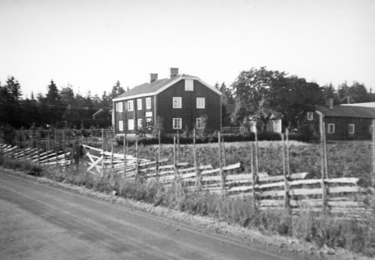 Gamla läroverket i Gävle. När Gefle skola fått nya lokaler 1838 såldes huset och flyttades till Hemlingby,
