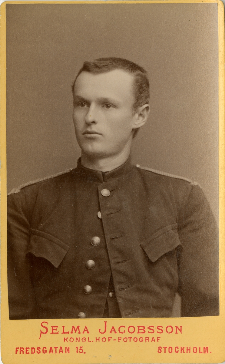 Porträtt av Johan Julius Peterson, underlöjtnant vid Gotlands nationalbeväring I 27.
Se även AMA.0008281.