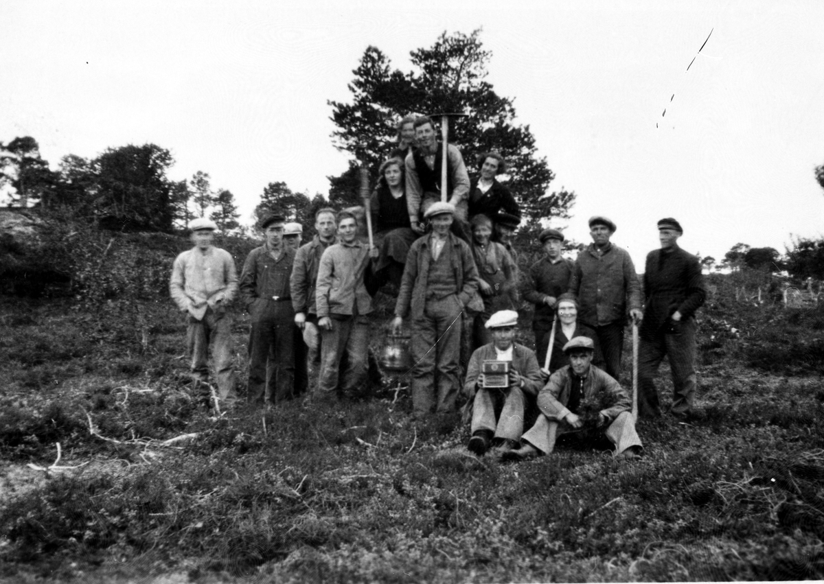 Skogplantegjeng fra ungdomslaget "Ny Dag", Lekangsund.
1935-40