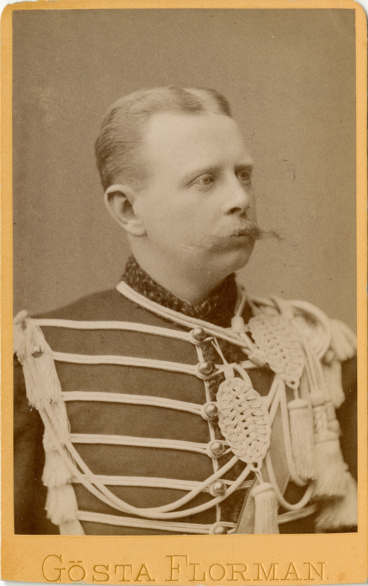 Porträtt av Stafs Fredrik Viktor von Post, underlöjtnant vid Livregementets husarkår K 3.

Se även bild AMA.0002059 och AMA.0009704.