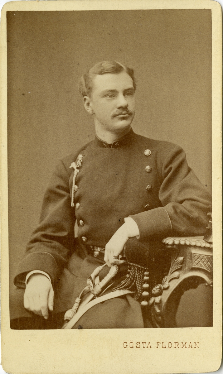 Porträtt av Carl Bror Skogman Munck af Fulkila, underlöjtnant vid Jönköpings regemente I 12.

Se även bild AMA.0002203, AMA.0008036 och AMA.00013857.