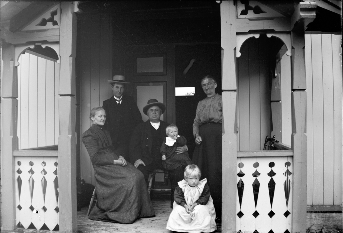 Sør-Fron, Redvald Rolstad med familie. Bak: Pål Brandrud på Jensbakken i Sør-Fron 1918-25