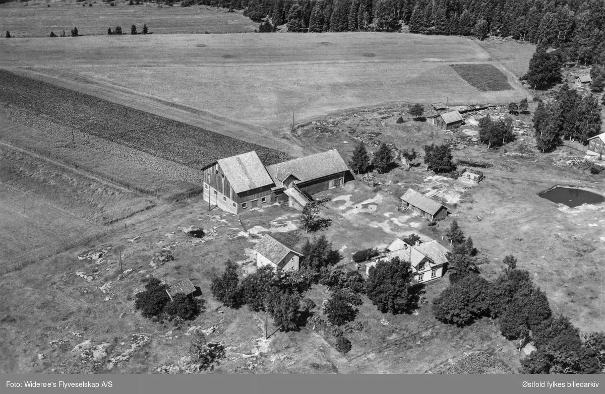Gården Berg i Eidsberg, flyfoto 4. august  1951.