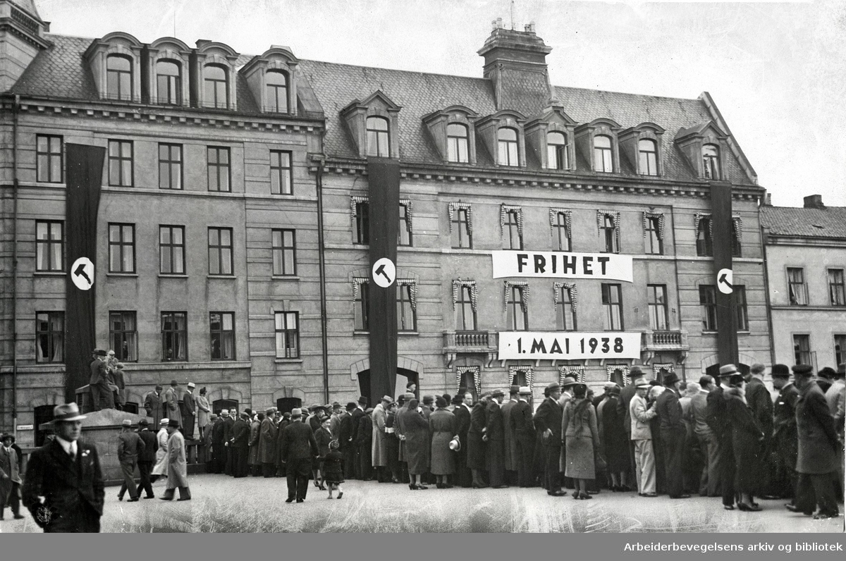 1. mai 1938, demonstrasjon på Youngstorget. Gamle Folkets hus i bakgrunnen.